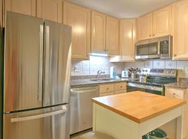 Fiddler's Cove Retreat - Top-Floor Beach Condo Pool Walk to Shore，位于希尔顿黑德岛的酒店