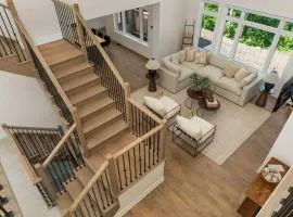 Luxury 4BR Home with Games Room, BBQ and Sunroom