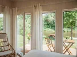 Archers island apartment with HOT TUB or SAUNA
