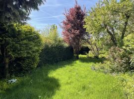 Entire house with garden - exclusively for your group，位于莱比锡的酒店