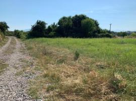 Opened landspace for vehicles and persons to camp，位于Myselim的酒店