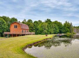 5 Mi to Jay Peak Resort: Cabin w/ Pond Access!，位于Jay的酒店