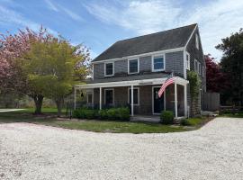 Pool, hot tub, close to beach，位于楠塔基特的酒店