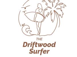 The Driftwood Surfer Beachfront Hostel / Restaurant / Bar, El Paredon，位于El Paredón Buena Vista的酒店