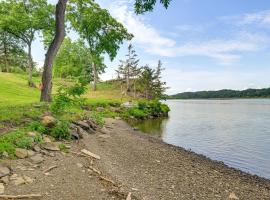 Game Room Quiet Riverfront Hudson Valley Gem，位于Athens的酒店