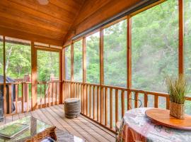 3 Mi to Dtwn Jefferson City: Family Home w/ Deck，位于杰斐逊城的酒店