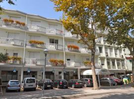 Aparthotel Pineda，位于比比翁Bibione Spiaggia的酒店