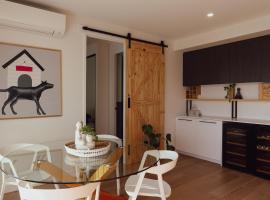 Modern Retreat in Prime Location with Parking，位于穆拉宾的酒店