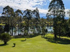 The Glade, peace among the trees on the river，位于尤朗加的度假屋