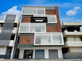 Super Townhouse B N Reddy Formerly Capitol Stay Inn，位于Surūrnagar的豪华型酒店