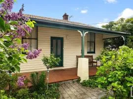 3-Bedroom Blue Mountains Hideaway in Central Katoomba