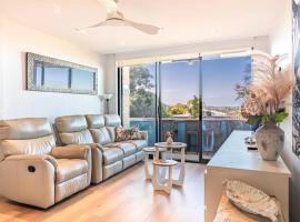 Ocean Views 2-Bed Apartment Minutes from Beach，位于Collaroy的酒店