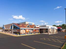 AmericInn & Suites by Wyndham Baraboo Event Center，位于巴拉布的酒店