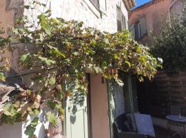 Tranquil, calm garden studio with spa pool，位于格拉斯的酒店