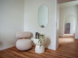 STAYLIGHT Charmantes Apartment in perfekter Lage mit Frühstück & kostenlosem Parken，位于策勒的酒店