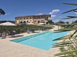 Casale Delle Stelle，位于Castello delle Forme的带泳池的酒店