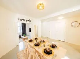 Urban Luxe 70 m2 Two-Bedroom Apartment GB-62