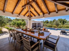 Luxury Villa Nature with heated private pool, sauna & fire pit, a short walk to the beach，位于米欧纳的酒店