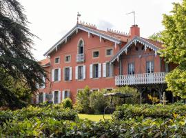 Domaine La Belle Histoire - Gîte côté Parc，位于Besset的Spa酒店