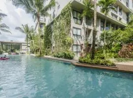 Diamond 2BR Deluxe Poolside Condo