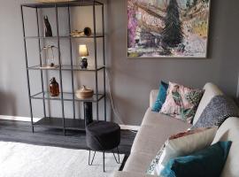 Iso huoneisto koskien ja palveluiden äärellä，位于瓦尔考斯的酒店