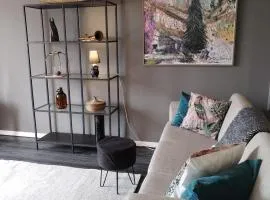 Iso huoneisto koskien ja palveluiden äärellä