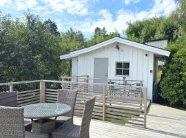 Cottage near sea, art & fishing villages on Tjorn，位于Klövedal的酒店