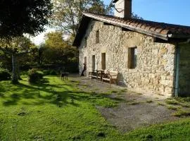 Etxetxobarri, caserío independiente con vistas a la crestería de Anboto