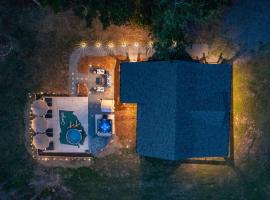 Wellness Cabin - Sauna Cold Plunge Hot Tub Pool，位于Talking Rock的酒店