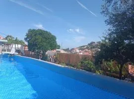 Chambre familiale chez "Casa Portuguesa", accès piscine-jardin-1h15 Lisboa