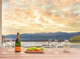 Great Lake View Artist's Apartment