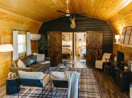"Lumber Lodge" - Comfy & Woodsy Stay in RRG/Auxier，位于Pine Ridge的酒店