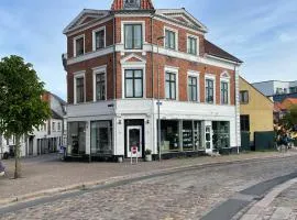 Center Rooms & Apartments With Free Parking