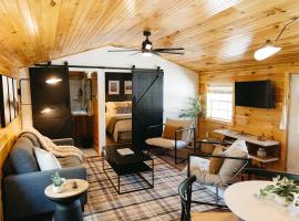 "Boone's Bluff" - Humble & Cozy Stay in RRG/Auxier，位于Pine Ridge的酒店