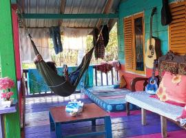 Surf House Hostel，位于Pulau Sarang的酒店