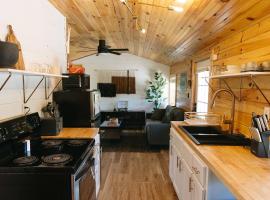 "Cozy Dumplin" - Warm & Modern Stay in RRG/Auxier，位于Pine Ridge的酒店