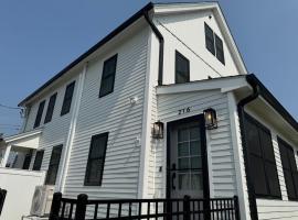 The Seafarers Stay A Nautically Themed 3BR Flat in Stonington Borough，位于斯托宁顿的酒店