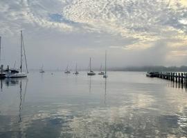 Whalers Rest A Bright and Historic 2BR Flat in Stonington Borough，位于斯托宁顿的酒店