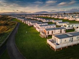 Sea View by the beach at Crimdon Dene Holiday Park，位于哈特尔普尔的酒店