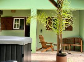 Les Nids de Belle Eau bungalow avec jacuzzi，位于卡佩斯特雷贝勒奥的酒店