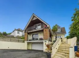 Explore North Cornwall from this Spacious 3‑Bedroom Holiday Home | Moments from the Camel Trail | Near Showground | Walk to Wadebridge Eateries | Easy Access to Padstow, Rock & the Coast | Free Parking