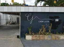 Espaço individual com sofá-cama rede mesa de jantar poltronas Ar Banheiro compartilhado