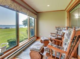 Pool Access: Waterfront Lake Memphremagog Condo!，位于Newport的酒店