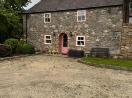 Loughanmore Court Cottage，位于邓多克的酒店