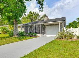 Pet-Friendly Home with Lanais, Near Dtwn Tampa!，位于Seffner的酒店