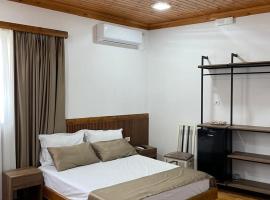 Castle Rooms，位于克鲁亚地拉那特蕾莎修女国际机场 - TIA附近的酒店