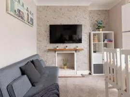 Gorgeous 2-Bed Located in Quiet Area with Nearby Stations