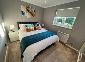 Spacious 2-Bedroom House with Garden Sleeps 5，位于斯蒂夫尼奇的酒店