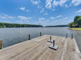 On Lake Tillery Spacious Home with Screened Porch!，位于Albemarle的酒店