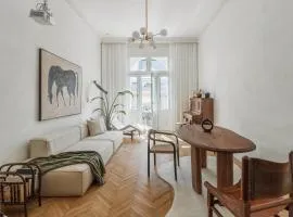 Adorján Apartments - The Grand Salon
